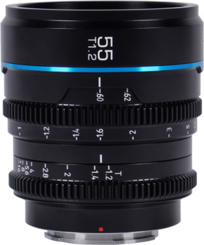 800q-01_126715 Lähikuva Sirui Cine Lens Nightwalker S35 55mm T1.2 L-Mount -objektiivista mustana, jossa on valkoiset tarkennus- ja aukkoasteikot, joissa on "55 T1.2" -merkinnät ja erottuva sininen aksenttirengas lähellä yläreunaa.