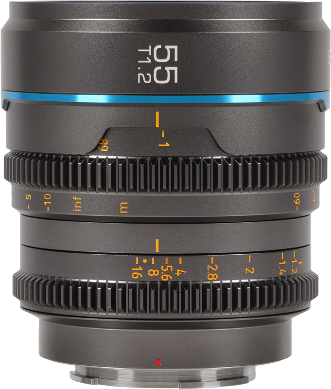 800q-01_126716 Lähikuva Sirui Cine Lens Nightwalker S35 55mm T1.2 L-Mount -objektiivista metallinharmaana, jossa on oranssit ja valkoiset merkinnät, mitta-asteikot, uritetut tarkennus- ja aukkorenkaat sekä sininen aksenttirengas lähellä yläreunaa.