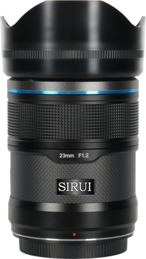 Sirui Sniper 23mm f/1.2 AF E-mount (Musta) -objektiivi mustana, jossa on kuvioitu kahva, sininen aksenttirengas ja polttoväli-/aukkomerkinnät, on esillä pystyasennossa, ja sen suojus on kiinnitetty.