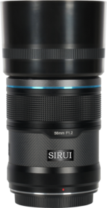 800q-01_126737 Lähikuva Sirui Sniper 56mm f/1.2 AF E-mount (Musta) -objektiivista, jossa näkyy sen musta viimeistely, kuvioidut kahvarenkaat, sininen korostus lähellä yläreunaa ja selkeä polttovälin ja aukon merkintä.