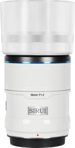 Valkoinen Sirui Sniper 56mm f/1.2 AF E-mount (Valkoinen) -kameran objektiivi, jossa on sininen korostusrengas, kuvioitu kahva ja kiinnitetty kirkas huppu.