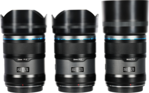 800q-01_126746 Kolme Sirui Sniper -objektiivia - 23mm, 33mm ja 56mm f/1.2 AF (E-mount, Musta) - on esitetty vierekkäin valkoisella taustalla, ja 56mm:ssä on pidempi suojus.
