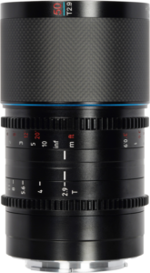 800q-01_126755 Lähikuva Sirui Anamorphic Lens Saturn 50mm 1.6x T2.9 Carbon Fiber FF E-Mount (Blue Flare) -objektiivista, jossa on valkoiset ja punaiset tarkennus- ja aukkomerkinnät, kuvioitu kahva ja sininen aksenttirengas lähellä yläosaa.