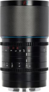 800q-01_126767 Sirui Anamorphic Lens Saturn 75mm 1.6x T2.9 Carbon Fiber FF E-Mount (Blue Flare) -objektiivin lähikuvassa näkyy sen musta runko, valkoiset ja punaiset merkinnät, kuvioitu tarkennusrengas ja kiillotettu metallinen kiinnike pohjassa.