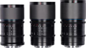 800q-01_126779 Kolme Sirui Anamorphic Lens Saturn Kit 35/50/75mm 1.6x T2.9 Carbon Fiber FF E-Mount (Blue Flare) -objektiivia seisovat pystyssä vierekkäin, ja niiden kuvioidut tarkennusrenkaat sekä merkitty aukko- ja etäisyysasteikot näkyvät valkoisella taustalla.