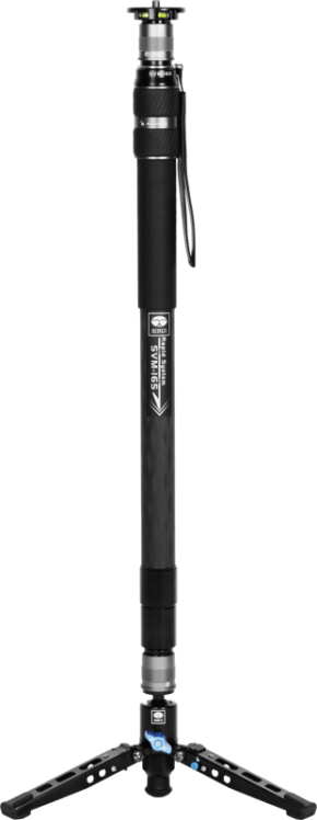 Sirui SVM-165 Rapid System Monopod, jossa on musta viimeistely, pehmustettu kahva, pidennettävät osat, rannehihna ja kokoontaitettava kolmijalka, seisoo pystysuorassa valkoista taustaa vasten.
