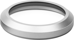 800q-01_127768 Lähikuva NiSi-suodattimesta NC UV Fujifilm X100VI / X100V Silver -suodin, metallisesta pyöreästä sovitinrenkaasta, vinossa valkoisella pohjalla.
