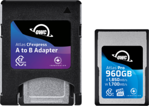 Vasemmalla on OWC CFexpress Atlas Pro 960GB -kortti (luku 1850 MB/s, kirjoitus 1700 MB/s, VPG200) ja oikealla sen mukana toimitettu A-B-sovitin.