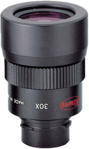 800q-01_4110000116 Lähikuva KOWA Eyepiece for TSN-600/660/82SV 30x Wide Twist -okulaarista, jossa on musta tarkennusrengas, harjattu yksityiskohta, 30X-merkintä, punainen logo sivulla ja näkyvä lasielementti yläosassa.
