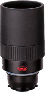 800q-01_4110000128 KOWA Eyepiece for TSN-600/660/82SV 25x LER on musta linssi, jossa on kuvioitu kahva ja punainen logo lähellä pohjaa, kuvassa pystyssä valkoista taustaa vasten.