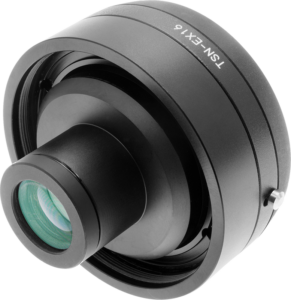 800q-02_109774 Lähikuva KOWA Extender 1.6x TSN-600/660/SV82 -objektiivista, jossa on vihreällä sävytetty lasielementti ja kaiverrettu etiketti sivussa, valkoista taustaa vasten.
