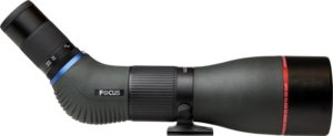 800q-02_117070 Focus Optimum 30-60x85 APO VHG ED -kaukoputkessa on musta ja harmaa kulmikas runko, sininen rengas okulaarin lähellä, punainen rengas suuren objektiivin lähellä, tarkennuksen säätönuppi ja "FOCUS" -merkintä rungossa.