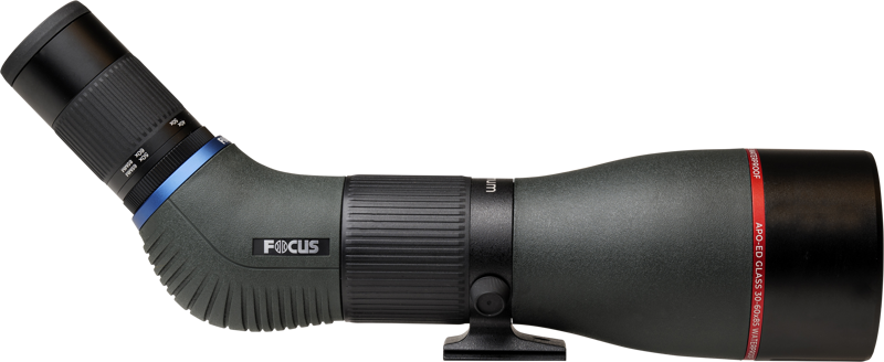 800q-02_117070 Focus Optimum 30-60x85 APO VHG ED -kaukoputkessa on musta ja harmaa kulmikas runko, sininen rengas okulaarin lähellä, punainen rengas suuren objektiivin lähellä, tarkennuksen säätönuppi ja "FOCUS" -merkintä rungossa.