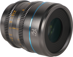 800q-02_126714 Lähikuvassa Sirui Cine Lens Nightwalker S35 35mm T1.2 L-Mount -objektiivista, metalliharmaa, näkyy keltaiset tarkennus- ja aukkomerkinnät sekä sininen rengas etuelementin lähellä.