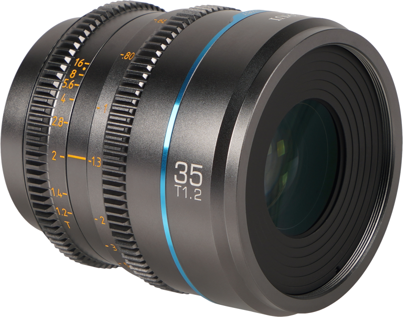 800q-02_126714 Lähikuvassa Sirui Cine Lens Nightwalker S35 35mm T1.2 L-Mount -objektiivista, metalliharmaa, näkyy keltaiset tarkennus- ja aukkomerkinnät sekä sininen rengas etuelementin lähellä.