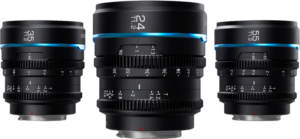 Mustassa Sirui Cine Lens Nightwalker S35 Kit 24/35/55mm T1.2 L-Mount -paketissa on kolme kameran objektiivia, joissa on siniset aksenttirenkaat - 24mm, 35mm ja 55mm - pystysuorassa valkoista taustaa vasten, ja aukon merkinnät ovat näkyvissä.