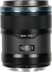 800q-02_126719 Lähikuva mustasta Sirui Sniper 23mm f/1.2 AF E-mount (Musta) -objektiivista, jossa on siniset korostukset, kuvioitu kahva ja SIRUI-brändi sivulla.