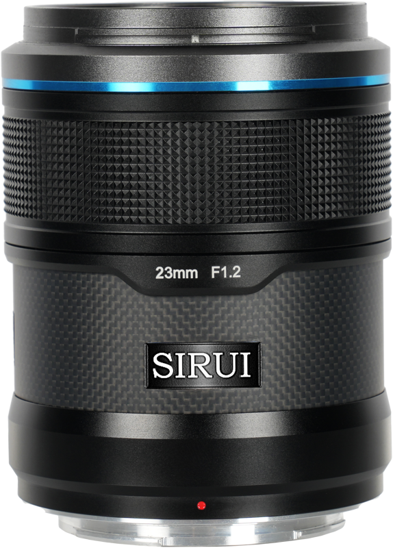 800q-02_126719 Lähikuva mustasta Sirui Sniper 23mm f/1.2 AF E-mount (Musta) -objektiivista, jossa on siniset korostukset, kuvioitu kahva ja SIRUI-brändi sivulla.