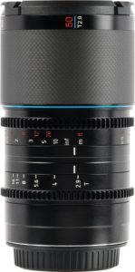 800q-02_126755 Sirui Anamorphic Lens Saturn 50mm 1.6x T2.9 Carbon Fiber FF E-Mount (Blue Flare) -objektiivin lähikuvassa näkyy tarkennuksen, aukon ja etäisyyden merkinnät valkoisella ja punaisella mustalla ulkopinnalla, pystyssä valkoisella taustalla.