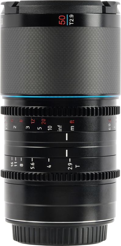 800q-02_126755 Sirui Anamorphic Lens Saturn 50mm 1.6x T2.9 Carbon Fiber FF E-Mount (Blue Flare) -objektiivin lähikuvassa näkyy tarkennuksen, aukon ja etäisyyden merkinnät valkoisella ja punaisella mustalla ulkopinnalla, pystyssä valkoisella taustalla.