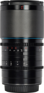 800q-02_126767 Sirui Anamorphic Lens Saturn 75mm 1.6x T2.9 Carbon Fiber FF E-Mount (Blue Flare) -objektiivin lähikuvassa näkyy sen musta runko, manuaalitarkennus- ja aukkorenkaat, etäisyys- ja aukkomerkinnät sekä kuvioitu kahva.