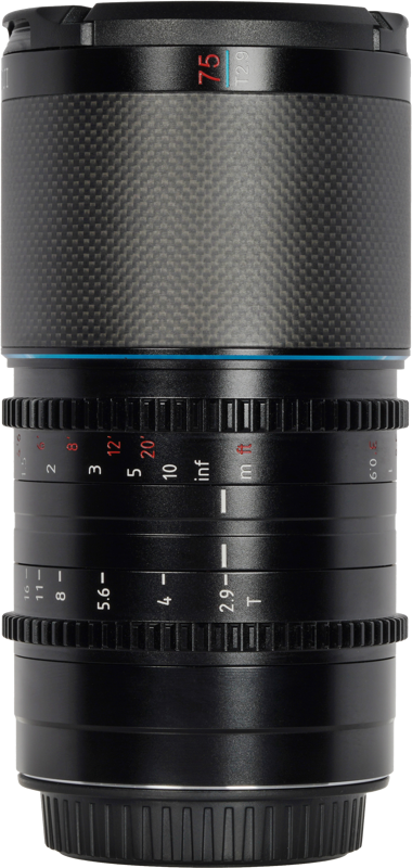 800q-02_126767 Sirui Anamorphic Lens Saturn 75mm 1.6x T2.9 Carbon Fiber FF E-Mount (Blue Flare) -objektiivin lähikuvassa näkyy sen musta runko, manuaalitarkennus- ja aukkorenkaat, etäisyys- ja aukkomerkinnät sekä kuvioitu kahva.
