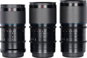 800q-02_126779 Sirui Anamorphic Lens Saturn Kit 35/50/75mm 1.6x T2.9 Carbon Fiber FF E-Mount (Blue Flare) sisältää kolme mustaa linssiä, joissa on kuvioidut kahvat, yksityiskohtaiset merkinnät sekä punaiset ja valkoiset numerot, jotka on rivitetty pystysuoraan valkoista taustaa vasten.
