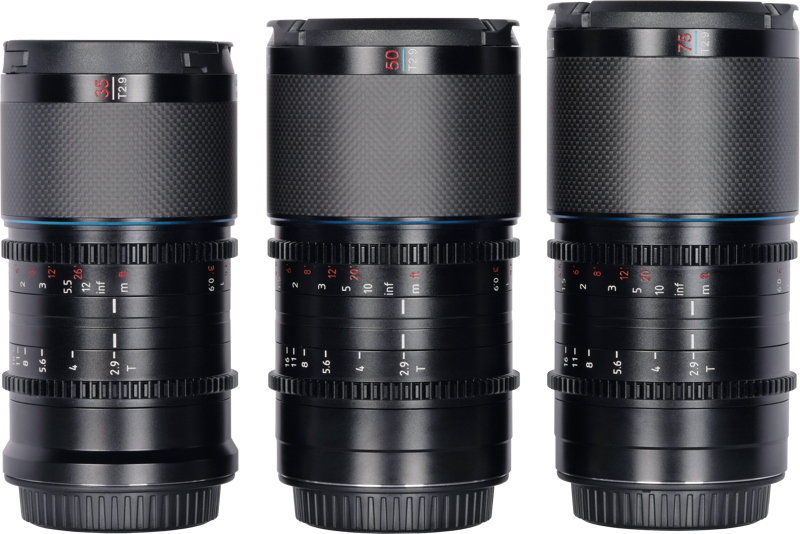 800q-02_126779 Sirui Anamorphic Lens Saturn Kit 35/50/75mm 1.6x T2.9 Carbon Fiber FF E-Mount (Blue Flare) sisältää kolme mustaa linssiä, joissa on kuvioidut kahvat, yksityiskohtaiset merkinnät sekä punaiset ja valkoiset numerot, jotka on rivitetty pystysuoraan valkoista taustaa vasten.