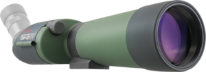 800q-02_4110000153 KOWA Spottingscope TSN-82SV, jossa on vihreä ja musta runko, suuri etulinssi ja kulmikas okulaari, on kuvattu pienestä sivukulmasta tavallista taustaa vasten.