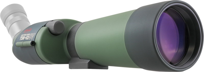800q-02_4110000153 KOWA Spottingscope TSN-82SV, jossa on vihreä ja musta runko, suuri etulinssi ja kulmikas okulaari, on kuvattu pienestä sivukulmasta tavallista taustaa vasten.