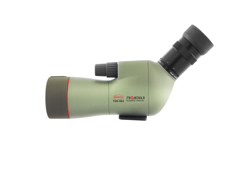 800q-03_108709 KOWA Spottingscope TSN-553 15-45x -kaukoputki, jossa on vihreä runko, musta okulaari ja tarkennusnuppi, näkyy valkoisella pohjalla.