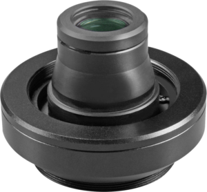 800q-03_109774 KOWA Extender 1.6x TSN-600/660/SV82 -objektiivin lähikuvassa näkyy sen musta metallinen viimeistely, pyöreä pohja ja ulkoneva lieriömäinen osa, jonka yläosassa on näkyviä lasielementtejä.