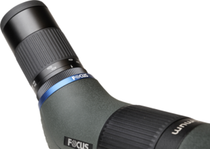 800q-03_117070 Lähikuva Focus Optimum 30-60x85 APO VHG ED -kaukoputki -kiikaritähtäimestä, jossa on vihreä ja musta muotoilu, zoomin säätörengas ja kuvioitu kahva, kuvattuna valkoista taustaa vasten.