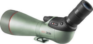 KOWA Spottingscope TSN-99A PROMINAR 30-70xW -zoomissa on vihreä ja musta kulmamalli, suuri objektiivi, säädettävä okulaari ja jalustakiinnitysjalka.