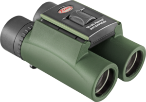 800q-03_117433 KOWA SV II 10X25 -kiikarikiikarissa on vihreät ja mustat kuvioidut kahvat, "10x25 Field 6.5° Waterproof" -merkintä, näkyvä säätönuppi ja kirkkaat linssit. "Kuwfi"-logo näkyy yläreunassa.
