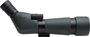 Focus Outdoor 20-60x60 + WF3950 kolmijalka on vihreän ja mustan sävyinen kulmakaukoputki, jossa on kuvioitu kahva, säätönupit ja kiinnityskannatin, ja joka näkyy sivuprofiilissa vaaleaa taustaa vasten.