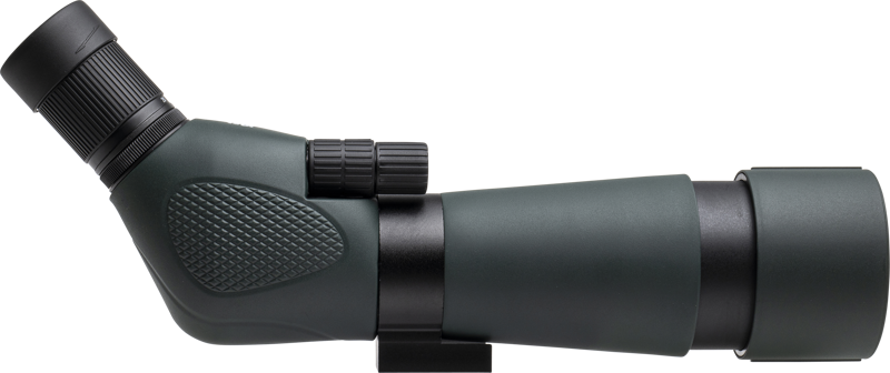 Focus Outdoor 20-60x60 + WF3950 kolmijalka on vihreän ja mustan sävyinen kulmakaukoputki, jossa on kuvioitu kahva, säätönupit ja kiinnityskannatin, ja joka näkyy sivuprofiilissa vaaleaa taustaa vasten.