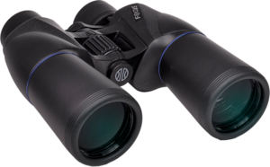 800q-03_118778 The Focus Scenery 7x50 is a black binocular with large lenses and a central focusing wheel, and is visible against a light background.