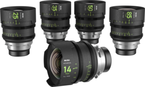NiSi Cine Lens Athena Prime 25mm T1.9 PL-Mount -objektiivi näkyy muiden objektiivien joukossa polttovälin mukaan merkittynä. Järjestely korostaa 14 mm:n objektiivia etupuolella, ja se on kulmautunut niin, että sen lasi ja monimutkaiset yksityiskohdat tulevat esiin.