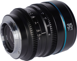 800q-03_126713 Lähikuva Sirui Cine Lens Nightwalker S35 35mm T1.2 L-Mount -objektiivista mustana, jossa on tarkennusrengas ja aukkorenkaat valkoisilla merkinnöillä ja sininen korostusrengas lähellä päätä.