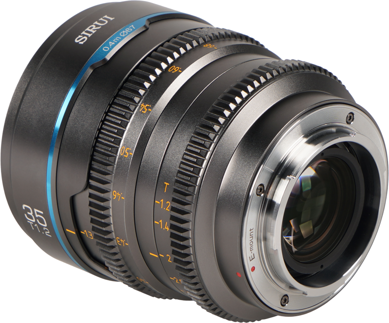 800q-03_126714 Lähikuvassa Sirui Cine Lens Nightwalker S35 35mm T1.2 L-Mount -objektiivi metallisen harmaana, jossa on manuaalitarkennuksen ja aukon renkaat metallisella viimeistelyllä.