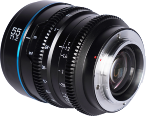 Lähikuva Sirui Cine Lens Nightwalker S35 55mm T1.2 L-Mount - Black -objektiivista, jossa korostuvat sen lasielementit, metallinen kiinnitys, yksityiskohtaiset tarkennus- ja aukkomerkinnät, "55 T1.2" -merkintä ja erottuva sininen rengas lähellä tarkennusrengasta.
