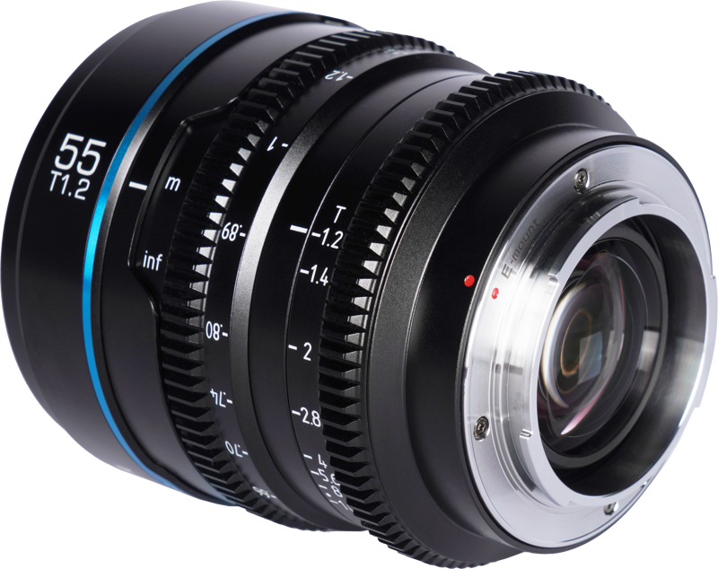Lähikuva Sirui Cine Lens Nightwalker S35 55mm T1.2 L-Mount - Black -objektiivista, jossa korostuvat sen lasielementit, metallinen kiinnitys, yksityiskohtaiset tarkennus- ja aukkomerkinnät, "55 T1.2" -merkintä ja erottuva sininen rengas lähellä tarkennusrengasta.