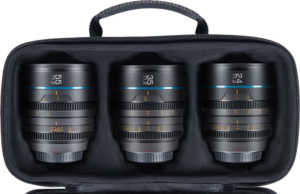 800q-03_126718 Sirui Cine Lens Nightwalker S35 Kit (24mm, 35mm, 55mm T1.2, L-Mount, Metal Grey) -objektiivit on sijoitettu vierekkäin mustaan pehmustettuun vetoketjulliseen kantolaukkuun.