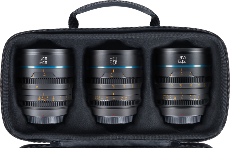 800q-03_126718 Sirui Cine Lens Nightwalker S35 Kit (24mm, 35mm, 55mm T1.2, L-Mount, Metal Grey) -objektiivit on sijoitettu vierekkäin mustaan pehmustettuun vetoketjulliseen kantolaukkuun.