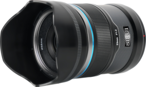 800q-03_126719 Sirui Sniper 23mm f/1.2 AF E-mount (Musta) -objektiivin lähikuvassa näkyy terälehden muotoinen huppu, kuvioitu tarkennusrengas, sininen aksenttirengas ja 23mm f/1.2 -merkintä valkoista taustaa vasten.