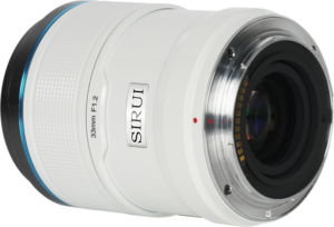800q-03_126729 Lähikuvassa valkoisesta Sirui Sniper 33mm f/1.2 AF E-mount (Valkoinen) -objektiivista korostuvat sen metallinen kiinnitys, elektroniset koskettimet ja piipun merkintä.