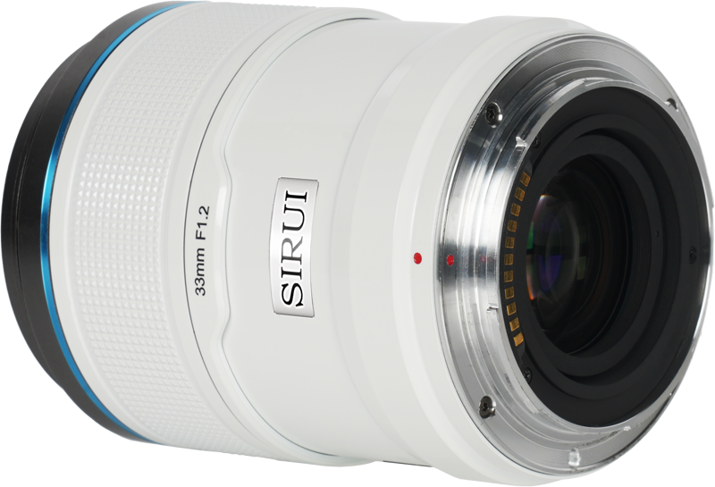 800q-03_126729 Lähikuvassa valkoisesta Sirui Sniper 33mm f/1.2 AF E-mount (Valkoinen) -objektiivista korostuvat sen metallinen kiinnitys, elektroniset koskettimet ja piipun merkintä.