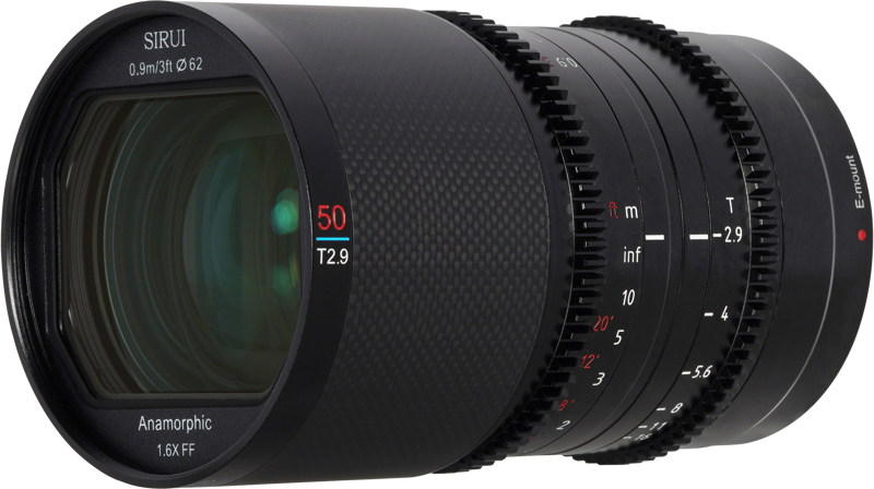 800q-03_126755 Lähikuva Sirui Anamorphic Lens Saturn 50mm 1.6x T2.9 Carbon Fiber FF E-Mount (Blue Flare) -objektiivista, jossa korostuvat sen yksityiskohtaiset merkinnät ja kuvioidut tarkennus- ja aukkorenkaat valkoista taustaa vasten.