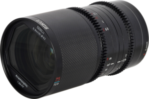800q-03_126767 Lähikuva Sirui Anamorphic Lens Saturn 75mm 1.6x T2.9 Carbon Fiber FF E-Mount (Blue Flare) -objektiivista, jossa korostuvat sen yksityiskohtaiset tarkennus- ja aukkomerkinnät kuvioidussa piipussa.